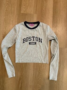 Edikted Gray Cropped 'Boston 1980' Long Sleeve Tee with Black Trim